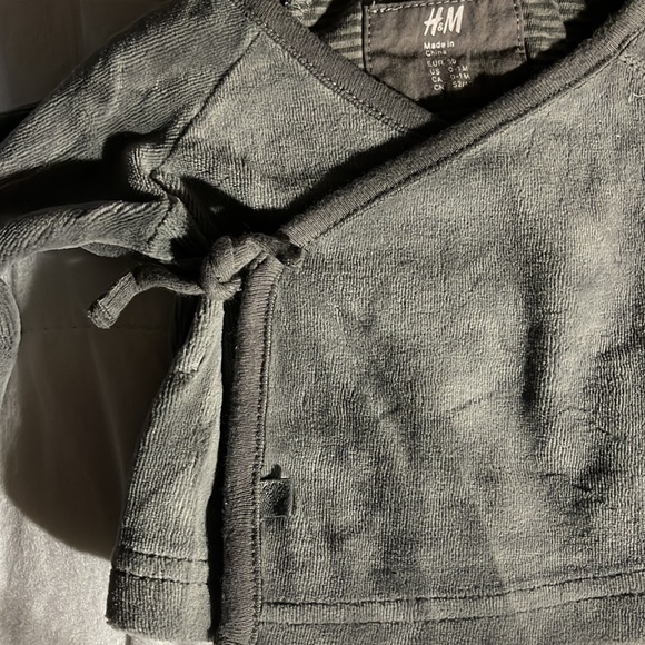 H&M newborn two piece kimono Velour matching set. Gray top gray stripe pant - Picture 6 of 8